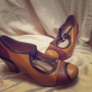 2.5 inch high heeled mustard shoe